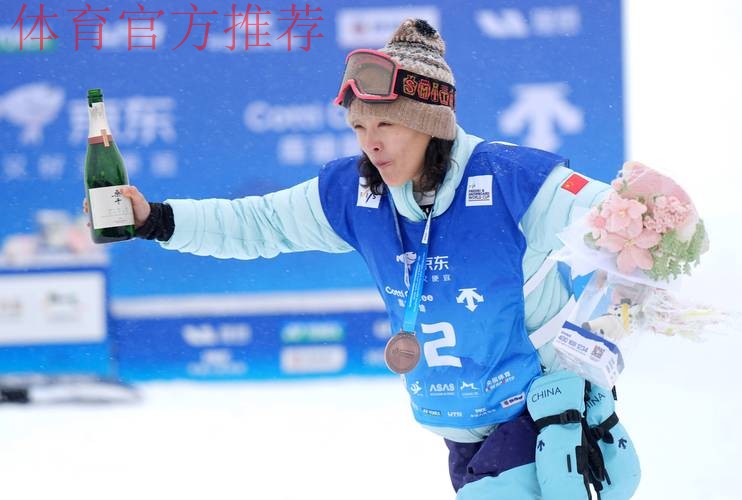 蔡雪桐获得U型场地世界杯单板滑雪第三名